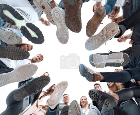 Foto de Vista inferior. jóvenes alegres de pie en un círculo. foto con espacio de copia - Imagen libre de derechos