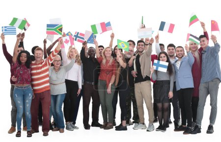 in vollem Wachstum. Gruppe unterschiedlicher Menschen mit internationalen Flaggen. isoliert auf weißem Hintergrund.