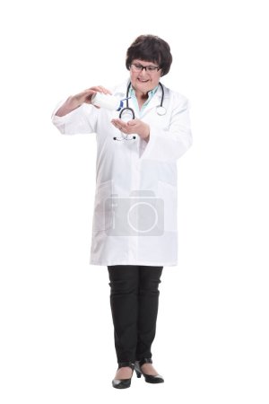 Téléchargez les photos : En pleine croissance. médecin femme senior avec désinfectant à la main. isolé sur un fond blanc. - en image libre de droit