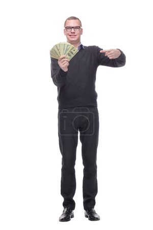Téléchargez les photos : Homme d'affaires souriant en vêtements noirs tenant de l'argent à la main et regardant la caméra. Fond blanc isolé - en image libre de droit