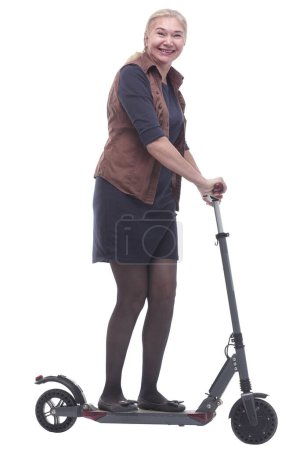 Foto de En pleno crecimiento. mujer feliz con un scooter eléctrico cómodo. aislado sobre un fondo blanco - Imagen libre de derechos