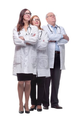 Foto de En pleno crecimiento. un grupo de médicos cualificados mostrando su tarjeta de visita. aislado en un blanco - Imagen libre de derechos