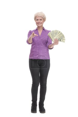 Téléchargez les photos : En pleine croissance. femme mûre heureuse avec des billets de banque. isolé sur un fond blanc. - en image libre de droit