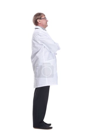 Téléchargez les photos : En pleine croissance.Médecin mature avec un stéthoscope regardant un écran blanc. isolé sur un fond blanc. - en image libre de droit