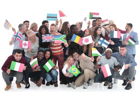 Foto de Personas felices sosteniendo banderas de país en sus manos.El concepto de cooperación internacional - Imagen libre de derechos