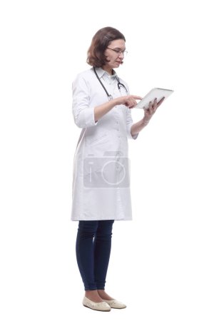 Foto de Doctora con una tableta digital. aislado sobre un fondo blanco. - Imagen libre de derechos