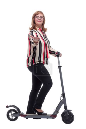 Foto de Vista lateral. mujer casual moderna con un scooter eléctrico. aislado sobre un fondo blanco - Imagen libre de derechos