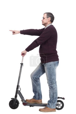 Téléchargez les photos : Homme décontracté avec scooter électrique. isolé sur un fond blanc. - en image libre de droit