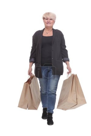 Téléchargez les photos : Sur toute la longueur. femme mature occasionnelle avec des sacs à provisions. isolé sur un fond blanc. - en image libre de droit
