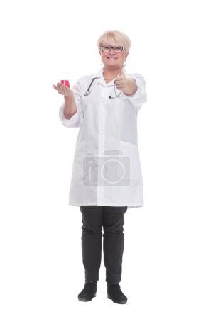 Foto de Médico competente con un matraz de laboratorio. aislado sobre un fondo blanco. - Imagen libre de derechos