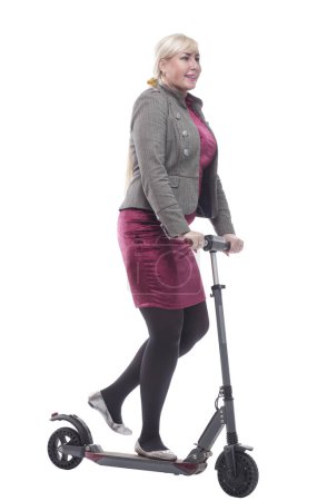 Foto de En pleno crecimiento. atractiva mujer feliz con un scooter eléctrico. aislado sobre un fondo blanco. - Imagen libre de derechos