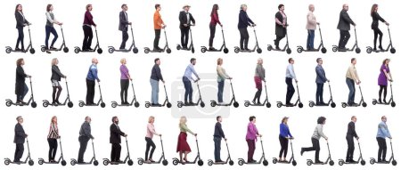 Téléchargez les photos : Groupe de personnes réussies sur scooter isolé sur fond blanc - en image libre de droit