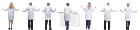 Téléchargez les photos : Groupe de médecins debout avec le dos isolé sur fond blanc - en image libre de droit