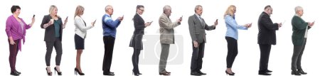 Foto de Grupo de personas perfil sosteniendo teléfono en mano aislado sobre fondo blanco - Imagen libre de derechos