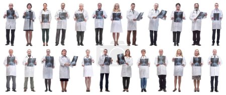 Téléchargez les photos : Groupe de médecins tenant une radiographie isolée sur fond blanc - en image libre de droit