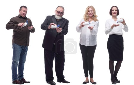 Téléchargez les photos : Groupe de personnes prenant une pilule isolée sur fond blanc - en image libre de droit