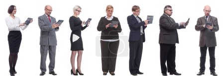Téléchargez les photos : Collage groupe de financiers réussis avec calculatrice isolée sur fond blanc - en image libre de droit