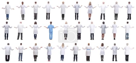 Téléchargez les photos : Groupe de médecins debout avec le dos isolé sur fond blanc - en image libre de droit