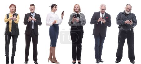 Foto de Un grupo de personas sostiene un teléfono en su mano y mira en el teléfono aislado sobre un fondo blanco - Imagen libre de derechos