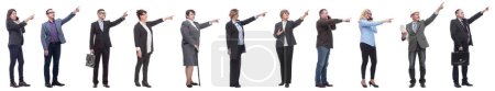 Foto de Grupo de empresarios mostrando pulgares hacia arriba aislados sobre fondo blanco - Imagen libre de derechos