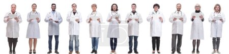 Foto de Grupo de médicos con portapapeles aislados sobre fondo blanco - Imagen libre de derechos
