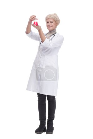 Téléchargez les photos : En pleine croissance. femme médecin avec une fiole de laboratoire. isolé sur un fond blanc. - en image libre de droit