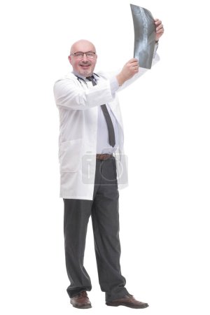 Téléchargez les photos : Full-length. mature doctor with x-ray .isolated on a white background. - en image libre de droit