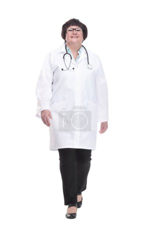 Téléchargez les photos : Une femme médecin plus âgée avec un stéthoscope avance. isolé sur un fond blanc. - en image libre de droit