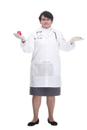 Foto de En pleno crecimiento. Médico senior femenino con un frasco de laboratorio. aislado sobre un fondo blanco. - Imagen libre de derechos
