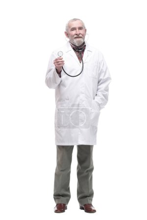 Foto de Médico competente de edad avanzada con un estetoscopio en las manos. aislado sobre un fondo blanco. - Imagen libre de derechos
