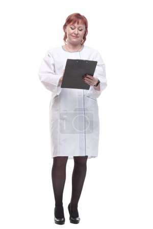 Téléchargez les photos : En pleine croissance. médecin féminin compétent avec presse-papiers. isolé sur un fond blanc. - en image libre de droit