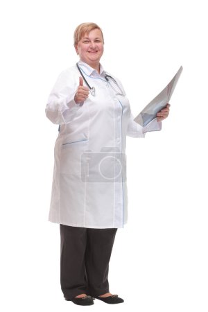 Foto de Vista lateral del médico examinando la imagen de rayos X. Aislado sobre fondo blanco. Concepto de atención al paciente - Imagen libre de derechos