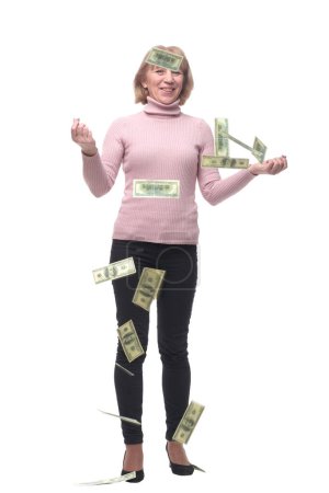 Téléchargez les photos : Une femme d'affaires se tient debout sous la pluie des billets de dollar. Un concept de réussite professionnelle - en image libre de droit