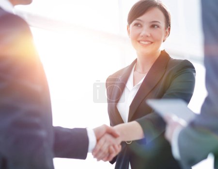 Foto de Empresaria estrechando la mano con un empresario durante una reunión.concepto de asociación - Imagen libre de derechos