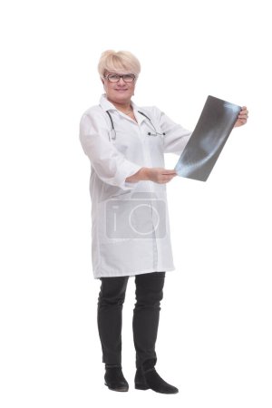 Foto de En pleno crecimiento. doctor competente con una radiografía. aislado sobre un fondo blanco. - Imagen libre de derechos