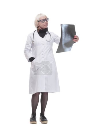 Téléchargez les photos : En pleine croissance. femme médecin avec une radiographie. isolé sur un fond blanc. - en image libre de droit