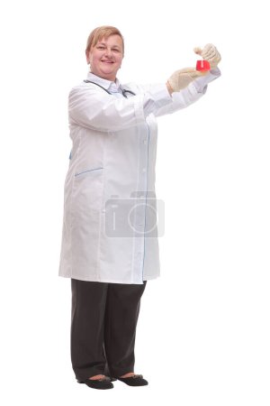 Téléchargez les photos : Un scientifique souriant ou un médecin tenant une fiole donne les pouces levés. Isolé sur blanc. - en image libre de droit