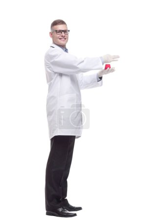 Foto de En pleno crecimiento. médico sonriente con un frasco de laboratorio. aislado sobre un fondo blanco. - Imagen libre de derechos