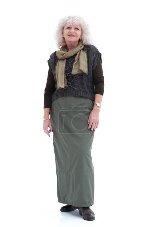 Téléchargez les photos : Sur toute la longueur. femme mûre dans une longue jupe grise. isolé sur un fond blanc - en image libre de droit