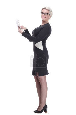 Foto de Vista lateral. atractiva mujer de negocios utilizando su tableta digital. aislado sobre un fondo blanco. - Imagen libre de derechos