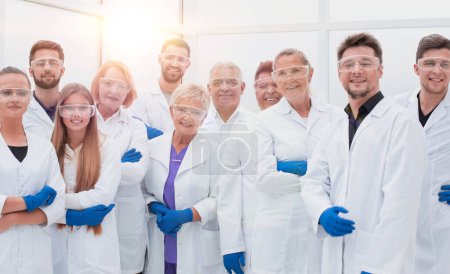 Nahaufnahme. eine große Gruppe medizinischer Forscher zusammenstehen. Foto mit Kopierraum.