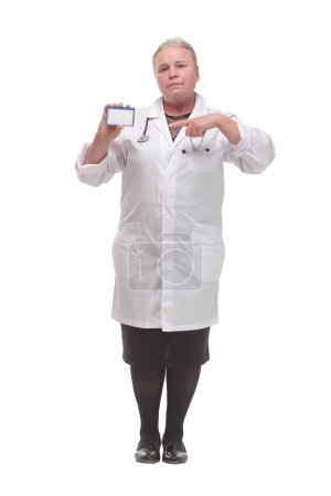Foto de Enfermera o médico mujer que muestra tarjeta de visita aislada sobre fondo blanco - Imagen libre de derechos