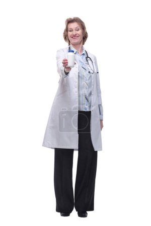 Téléchargez les photos : Médecin tenant blanc non étiqueté bouteille de pilules de médecine et pointé vers elle - en image libre de droit