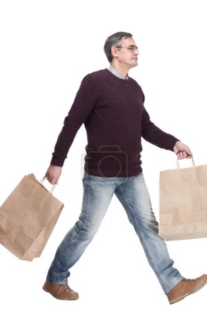 Téléchargez les photos : Sur toute la longueur. homme occasionnel avec des sacs à provisions. isolé sur un fond blanc. - en image libre de droit