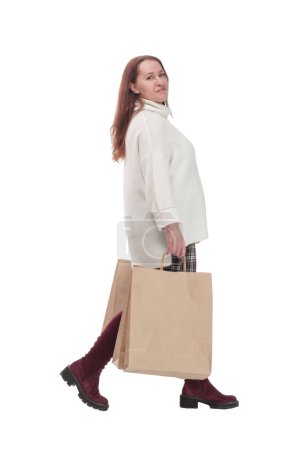 Foto de De larga duración. mujer casual con bolsas de compras .isolated sobre un fondo blanco. - Imagen libre de derechos