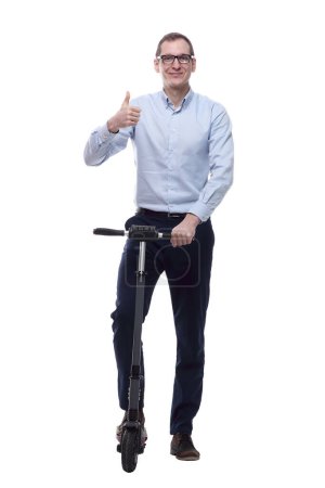 Téléchargez les photos : En pleine croissance. homme décontracté avec scooter électrique montrant geste OK. isolé sur blanc - en image libre de droit