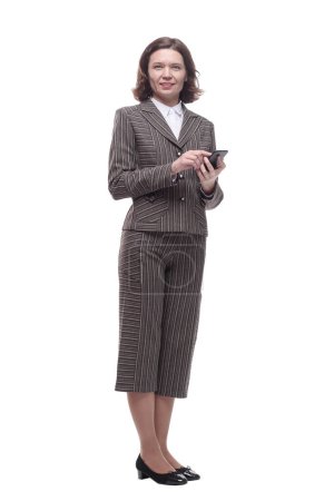 Foto de En pleno crecimiento. mujer de negocios moderna con un teléfono inteligente. aislado sobre un fondo blanco. - Imagen libre de derechos