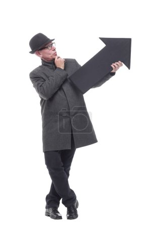 Téléchargez les photos : Homme intelligent dans un chapeau pointant dans la direction. isolé sur un fond blanc. - en image libre de droit