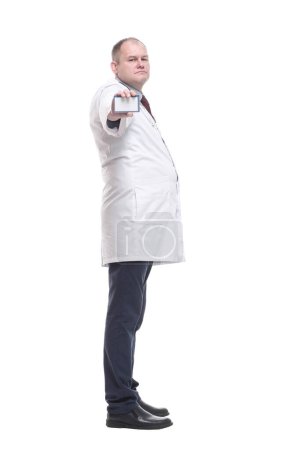 Foto de En pleno crecimiento. doctor competente mostrando su tarjeta de visita. aislado sobre un fondo blanco. - Imagen libre de derechos