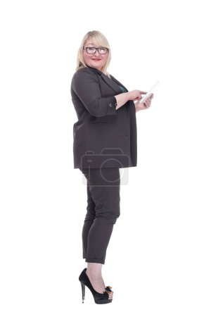 Foto de Vista lateral. atractiva mujer madura usando una tableta digital. aislado sobre un fondo blanco. - Imagen libre de derechos